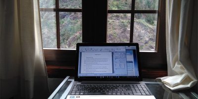 Laptop on a table in front of a window, with the Caldera de Taburiente outside